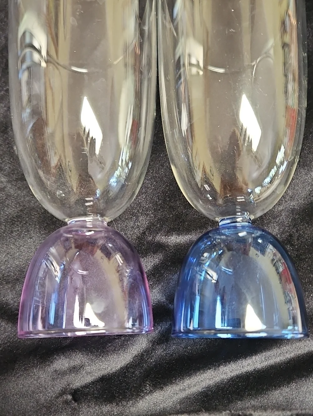Mamo Hi-ball Glasses w/ a tall, clear body and a Lavender & Blue base.